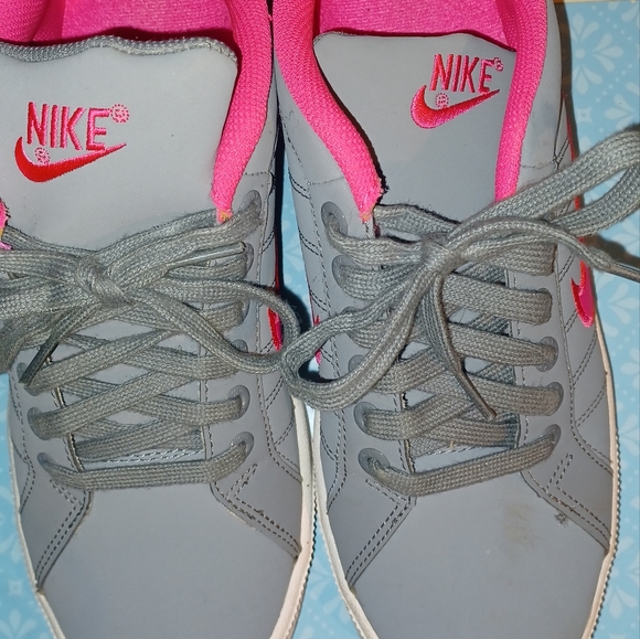 Womens Nike shoes - Picture 2 of 7